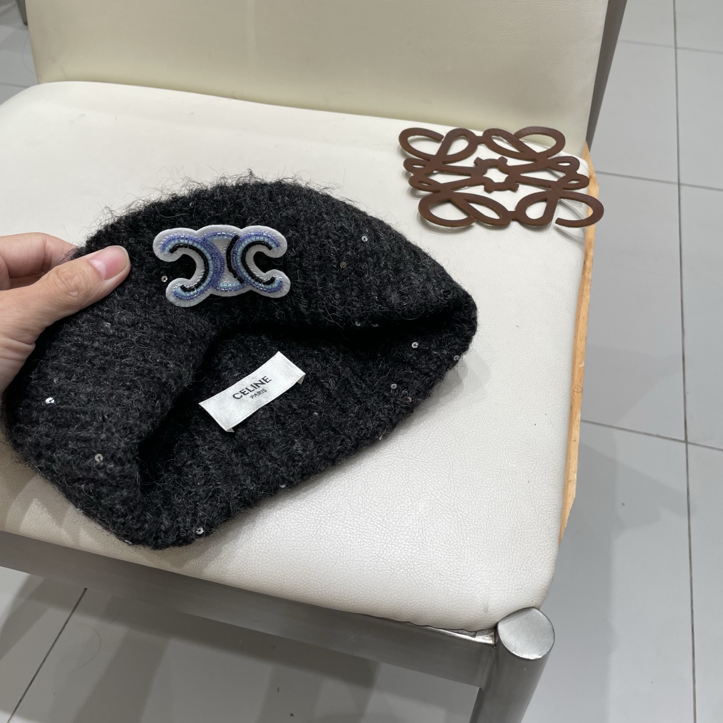  塞琳celine毛线针织面料手感舒适透气性好！款式新颖别致！出街必备单品，减龄又时尚，非常大方！帽型特