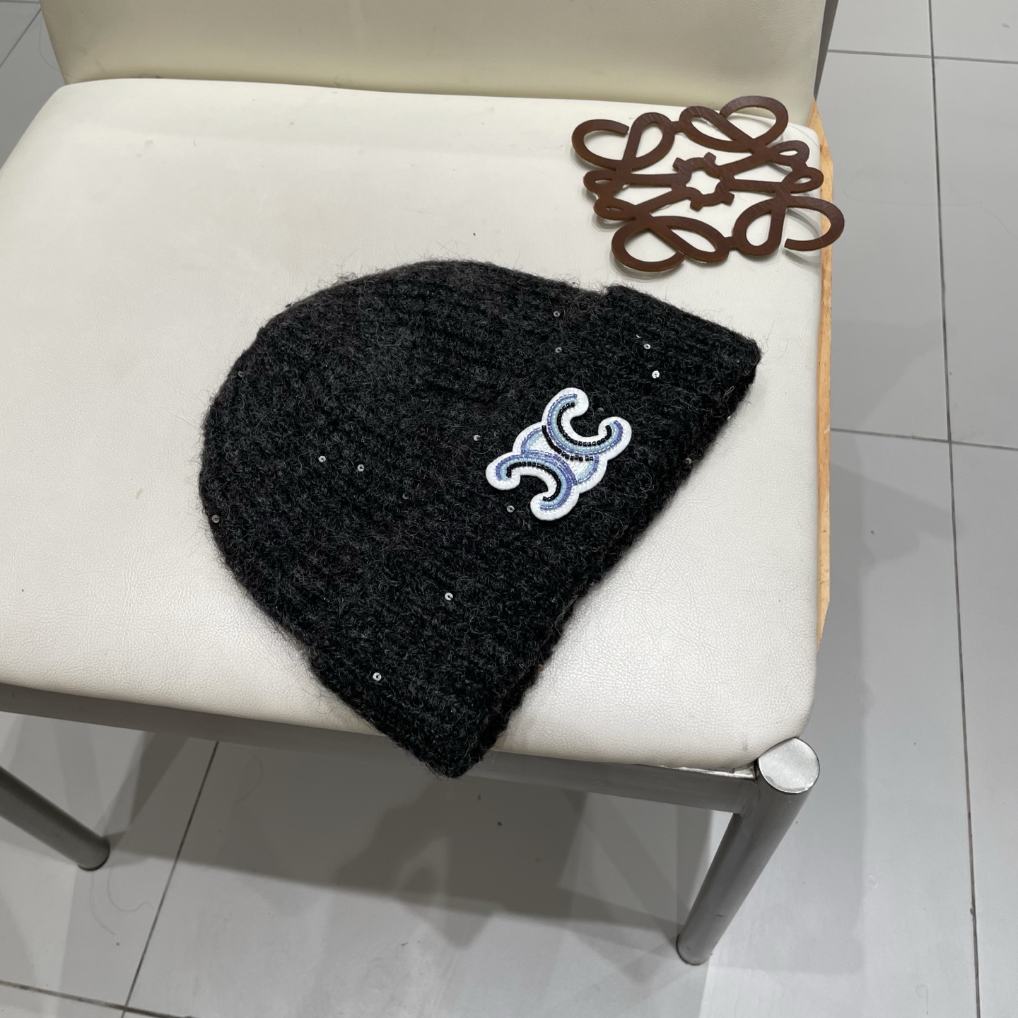  塞琳celine毛线针织面料手感舒适透气性好！款式新颖别致！出街必备单品，减龄又时尚，非常大方！帽型特