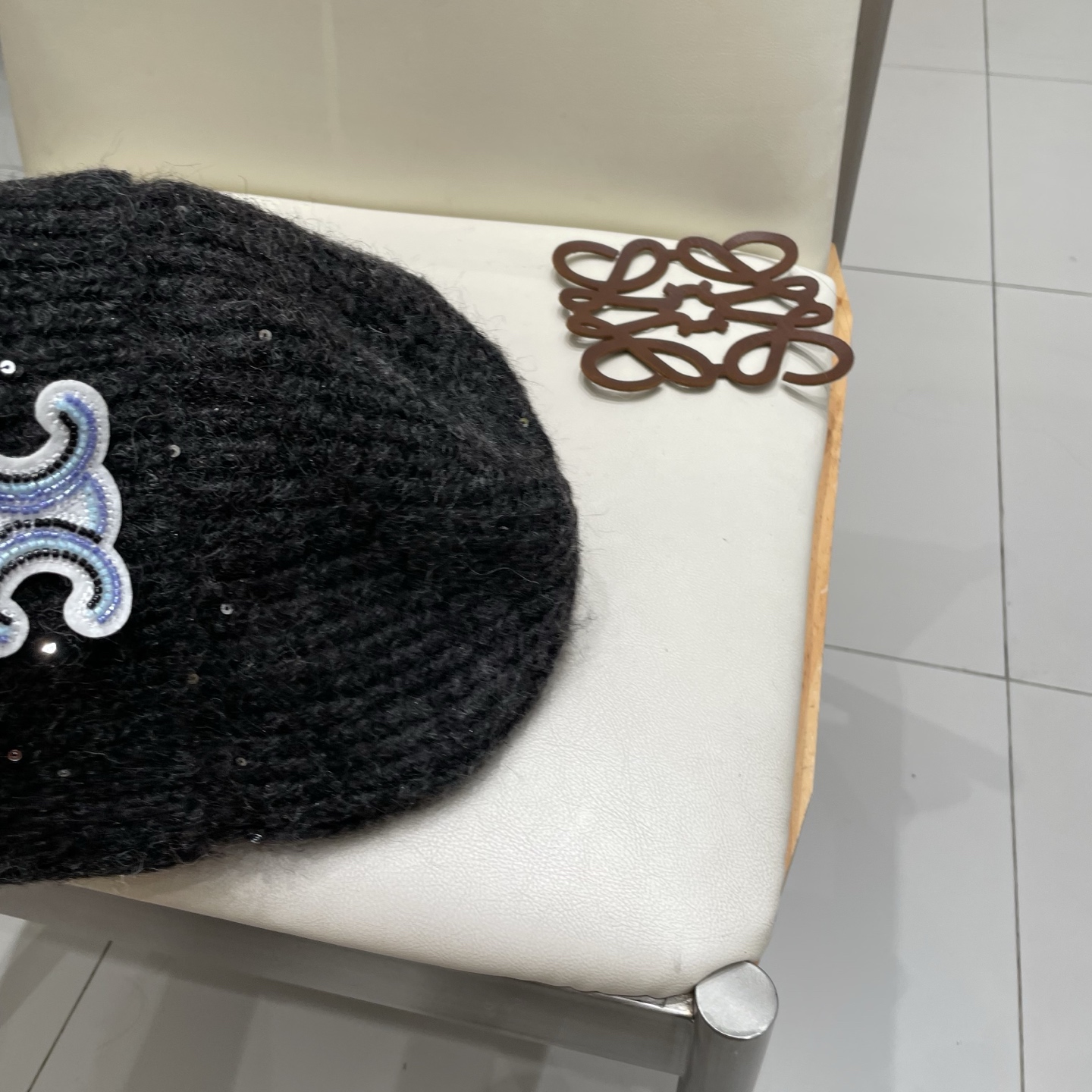  塞琳celine毛线针织面料手感舒适透气性好！款式新颖别致！出街必备单品，减龄又时尚，非常大方！帽型特