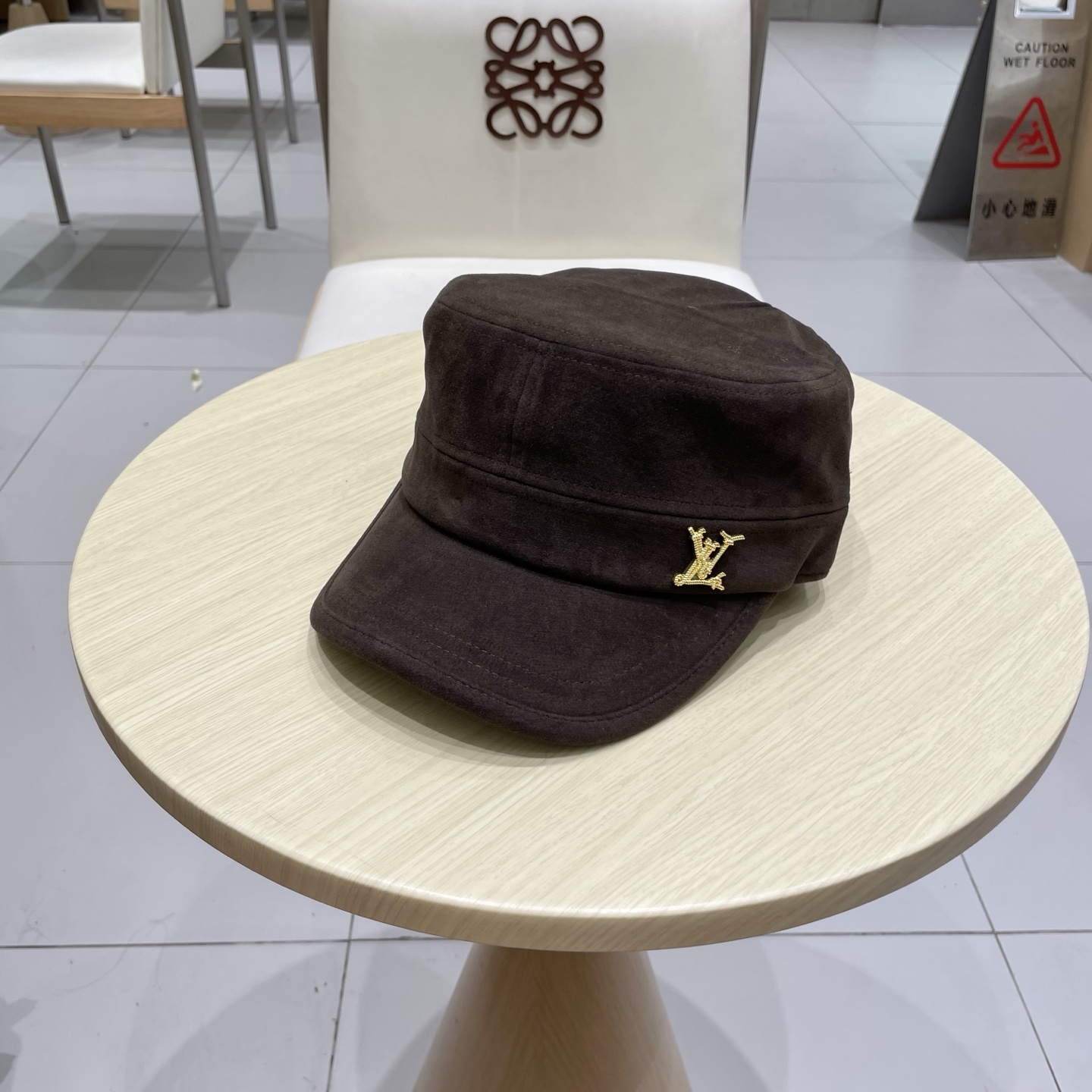 P90 LV路易威登新款复古麂皮绒平顶帽女时尚百搭画家帽男休闲显脸小高品质马术帽