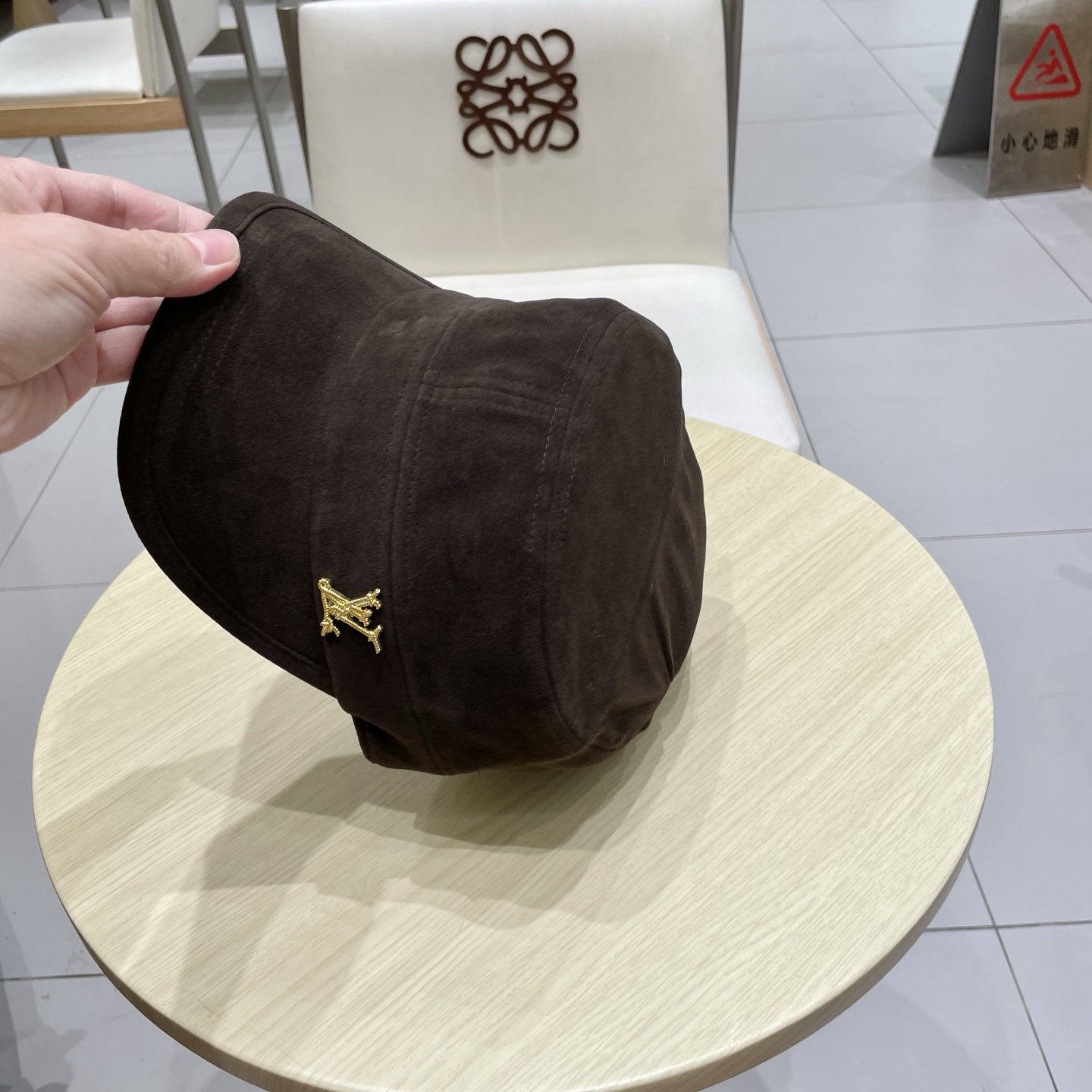  LV路易威登新款复古麂皮绒平顶帽女时尚百搭画家帽男休闲显脸小高品质马术帽