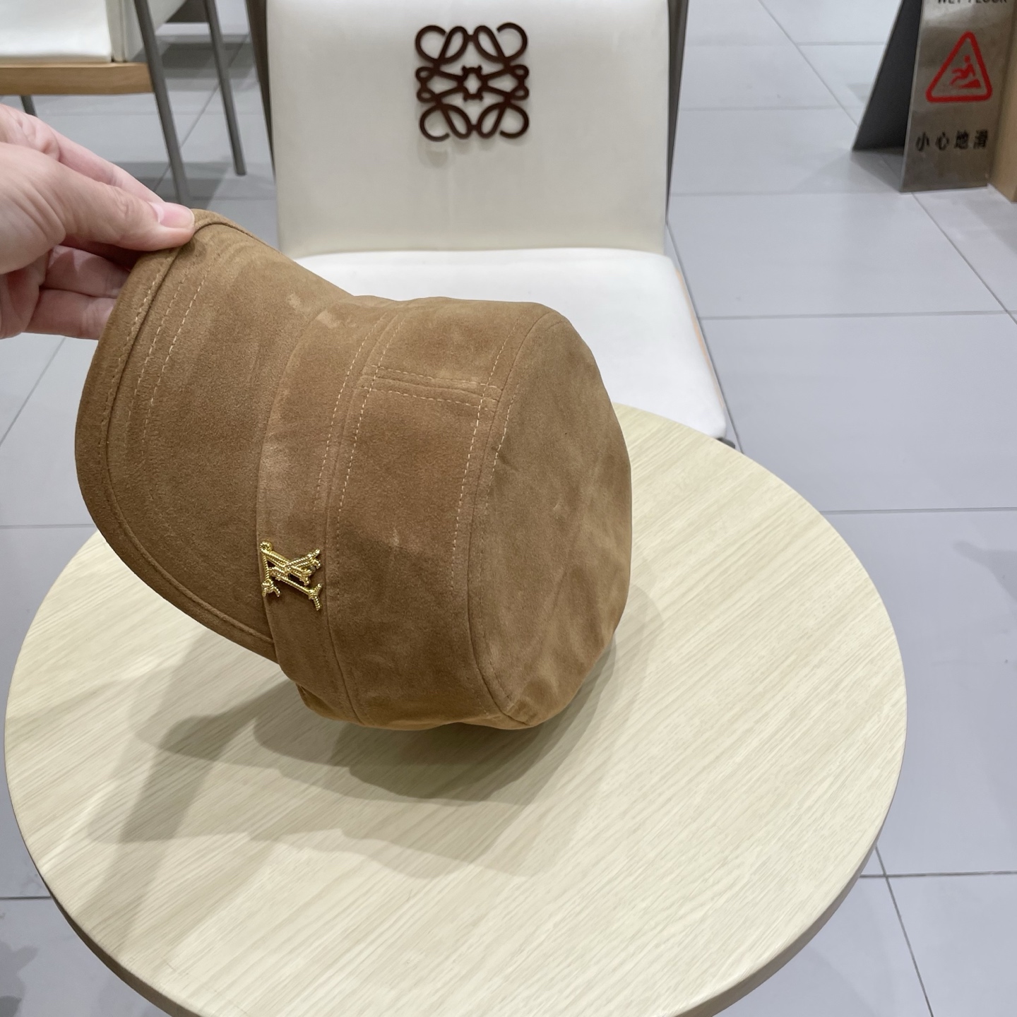  LV路易威登新款复古麂皮绒平顶帽女时尚百搭画家帽男休闲显脸小高品质马术帽