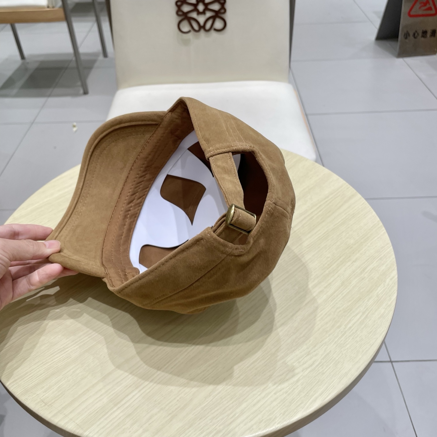  LV路易威登新款复古麂皮绒平顶帽女时尚百搭画家帽男休闲显脸小高品质马术帽