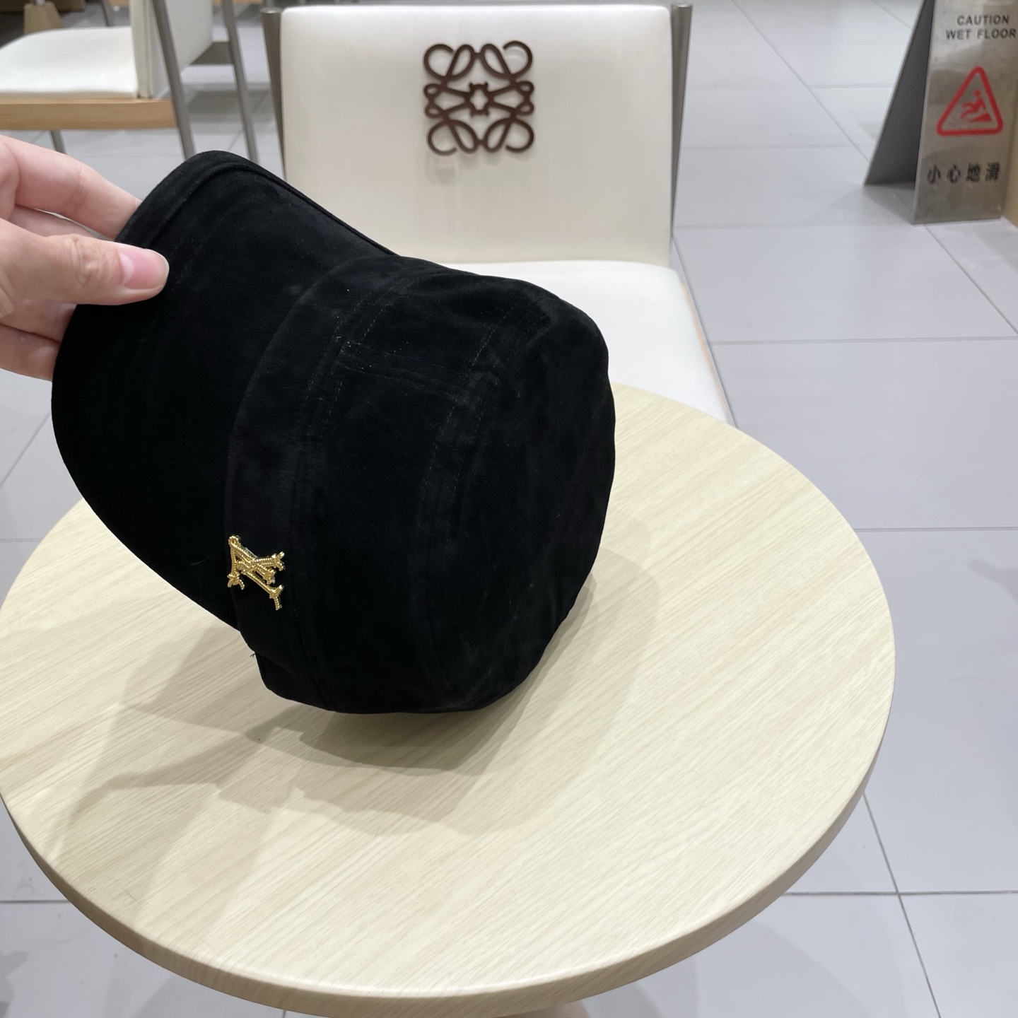  LV路易威登新款复古麂皮绒平顶帽女时尚百搭画家帽男休闲显脸小高品质马术帽