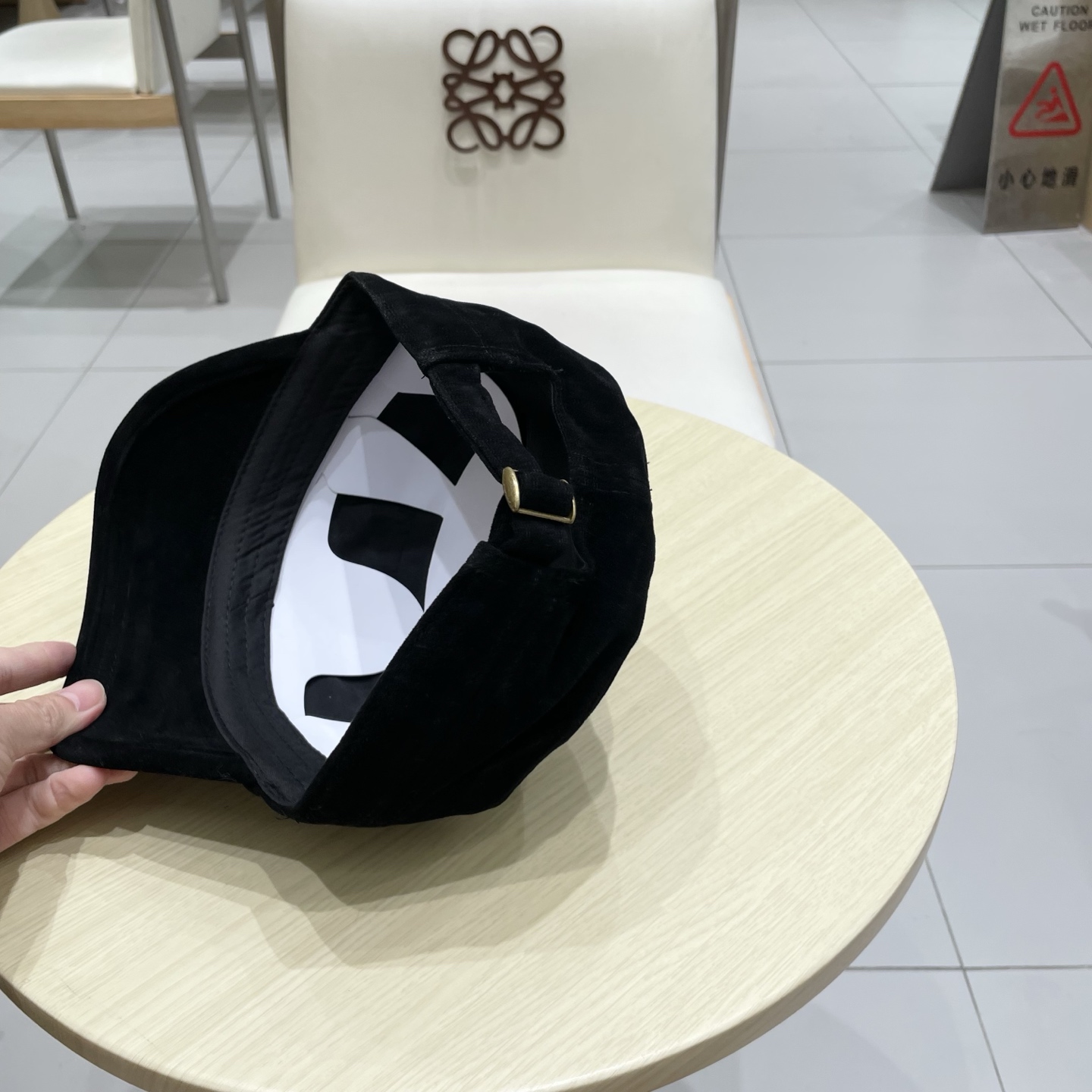  LV路易威登新款复古麂皮绒平顶帽女时尚百搭画家帽男休闲显脸小高品质马术帽