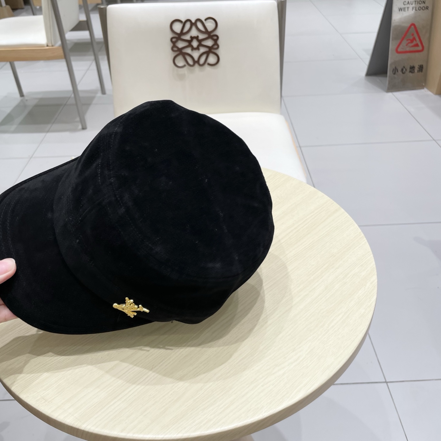  LV路易威登新款复古麂皮绒平顶帽女时尚百搭画家帽男休闲显脸小高品质马术帽