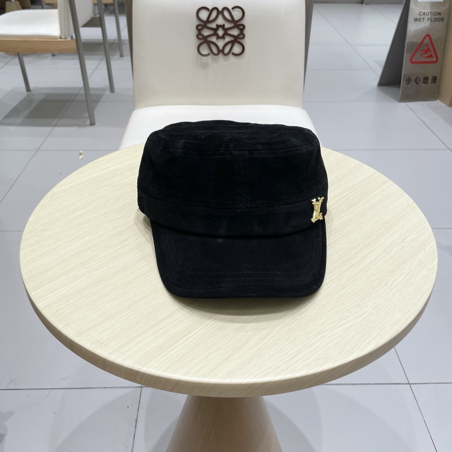 P90 LV路易威登新款复古麂皮绒平顶帽女时尚百搭画家帽男休闲显脸小高品质马术帽