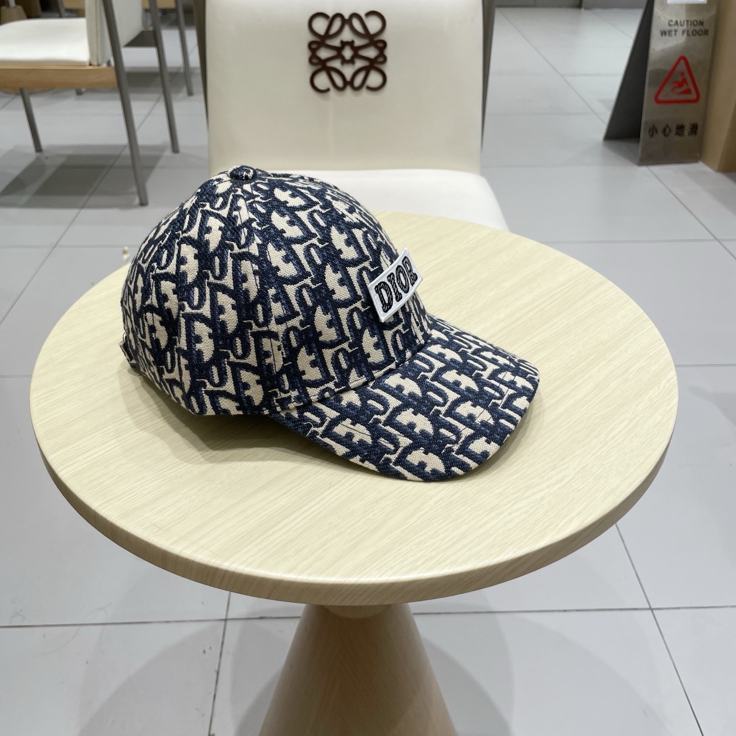 迪奥Dior👒 新款高版本刺绣棒球帽🧢，防晒指数超高，特别显脸小，有型不软塌，可随意折叠，携带方便🤗