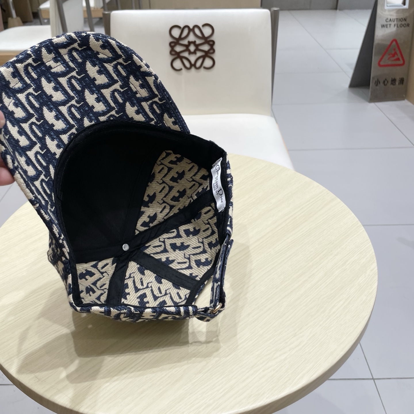 迪奥Dior👒 新款高版本刺绣棒球帽🧢，防晒指数超高，特别显脸小，有型不软塌，可随意折叠，携带方便🤗