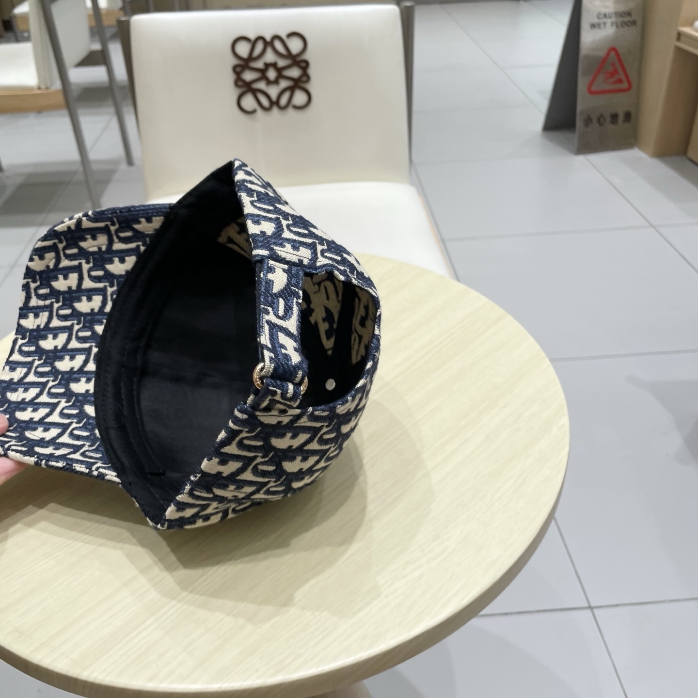 迪奥Dior👒 新款高版本刺绣棒球帽🧢，防晒指数超高，特别显脸小，有型不软塌，可随意折叠，携带方便🤗