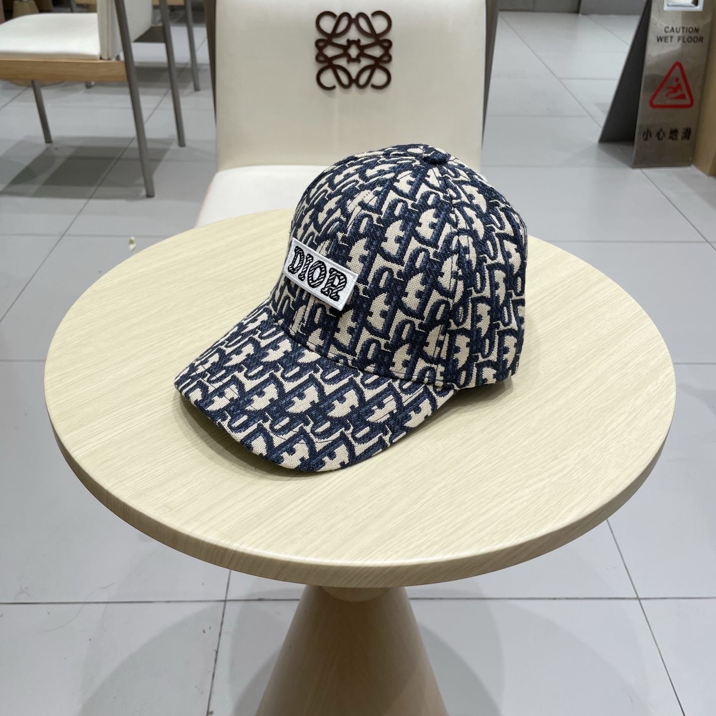 迪奥Dior👒 新款高版本刺绣棒球帽🧢，防晒指数超高，特别显脸小，有型不软塌，可随意折叠，携带方便🤗