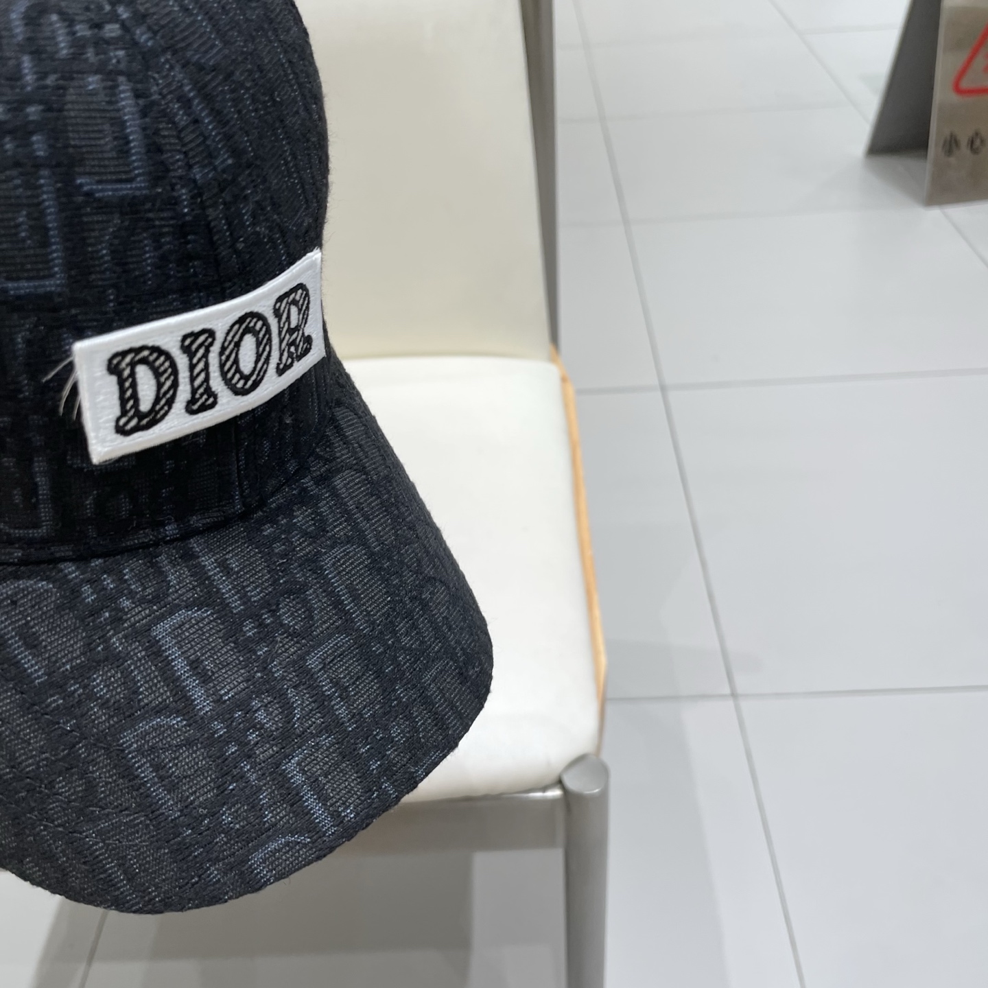 迪奥Dior👒 新款高版本刺绣棒球帽🧢，防晒指数超高，特别显脸小，有型不软塌，可随意折叠，携带方便🤗