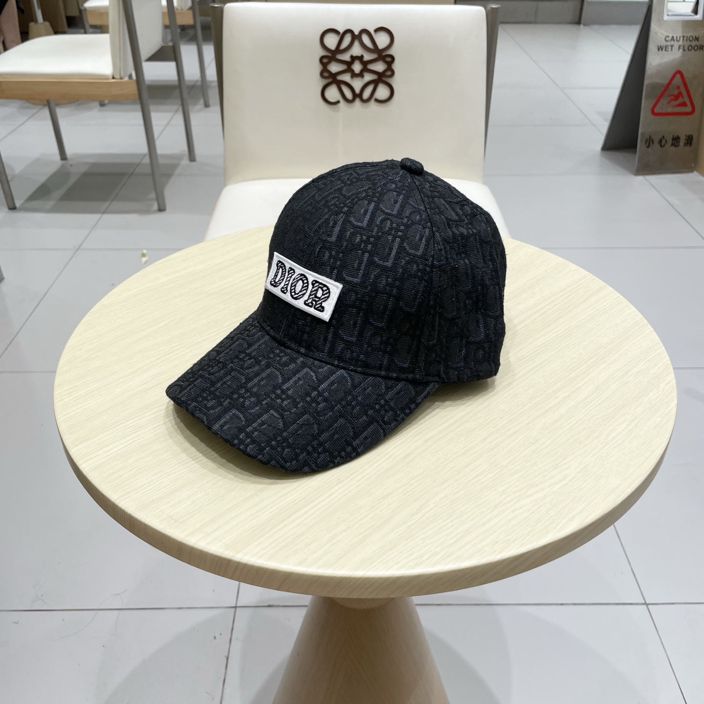 迪奥Dior👒 新款高版本刺绣棒球帽🧢，防晒指数超高，特别显脸小，有型不软塌，可随意折叠，携带方便🤗