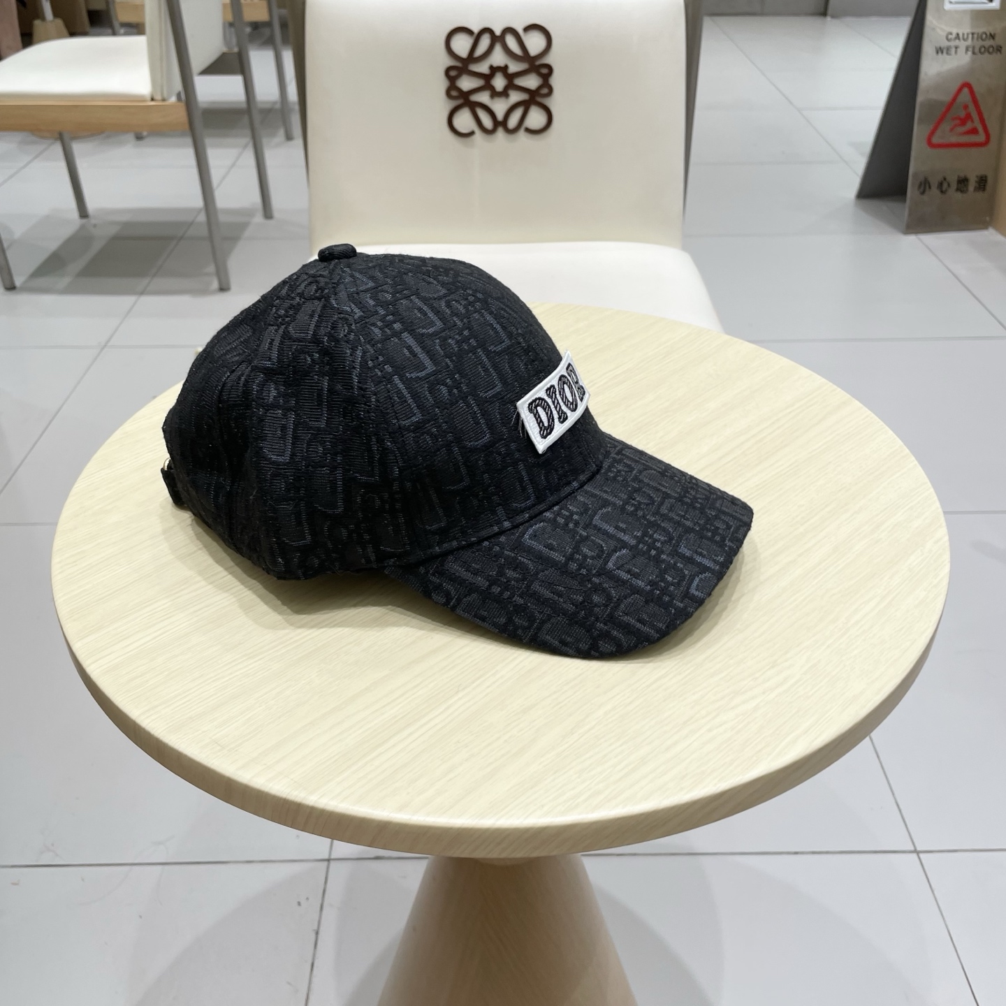 迪奥Dior👒 新款高版本刺绣棒球帽🧢，防晒指数超高，特别显脸小，有型不软塌，可随意折叠，携带方便🤗