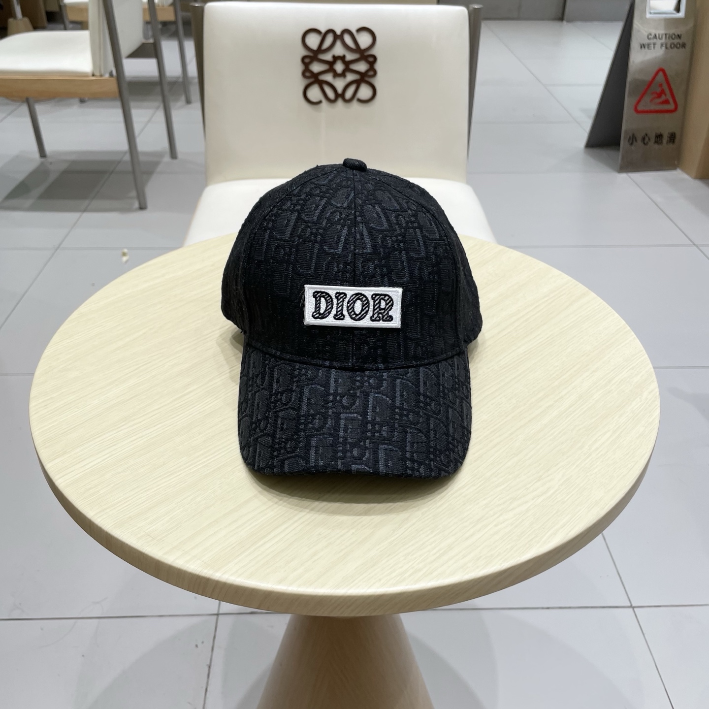 迪奥Dior👒 新款高版本刺绣棒球帽🧢，防晒指数超高，特别显脸小，有型不软塌，可随意折叠，携带方便🤗