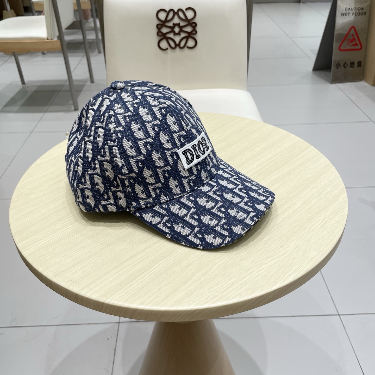 迪奥Dior👒 新款高版本刺绣棒球帽🧢，防晒指数超高，特别显脸小，有型不软塌，可随意折叠，携带方便🤗