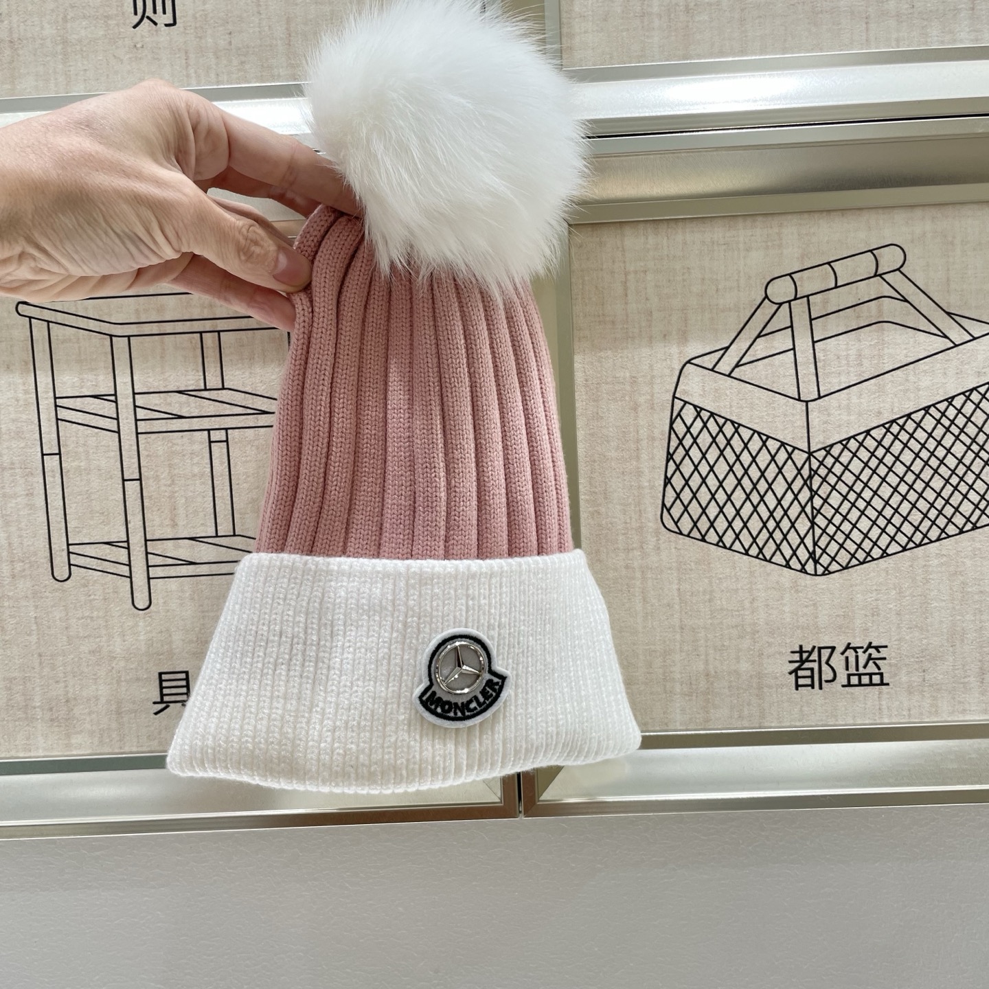  蒙口MONCLER狐狸毛球针织毛线帽
超经典不过时的一款秋冬冷帽🥶
懂货的小姐姐必入款，帽型质量市场都