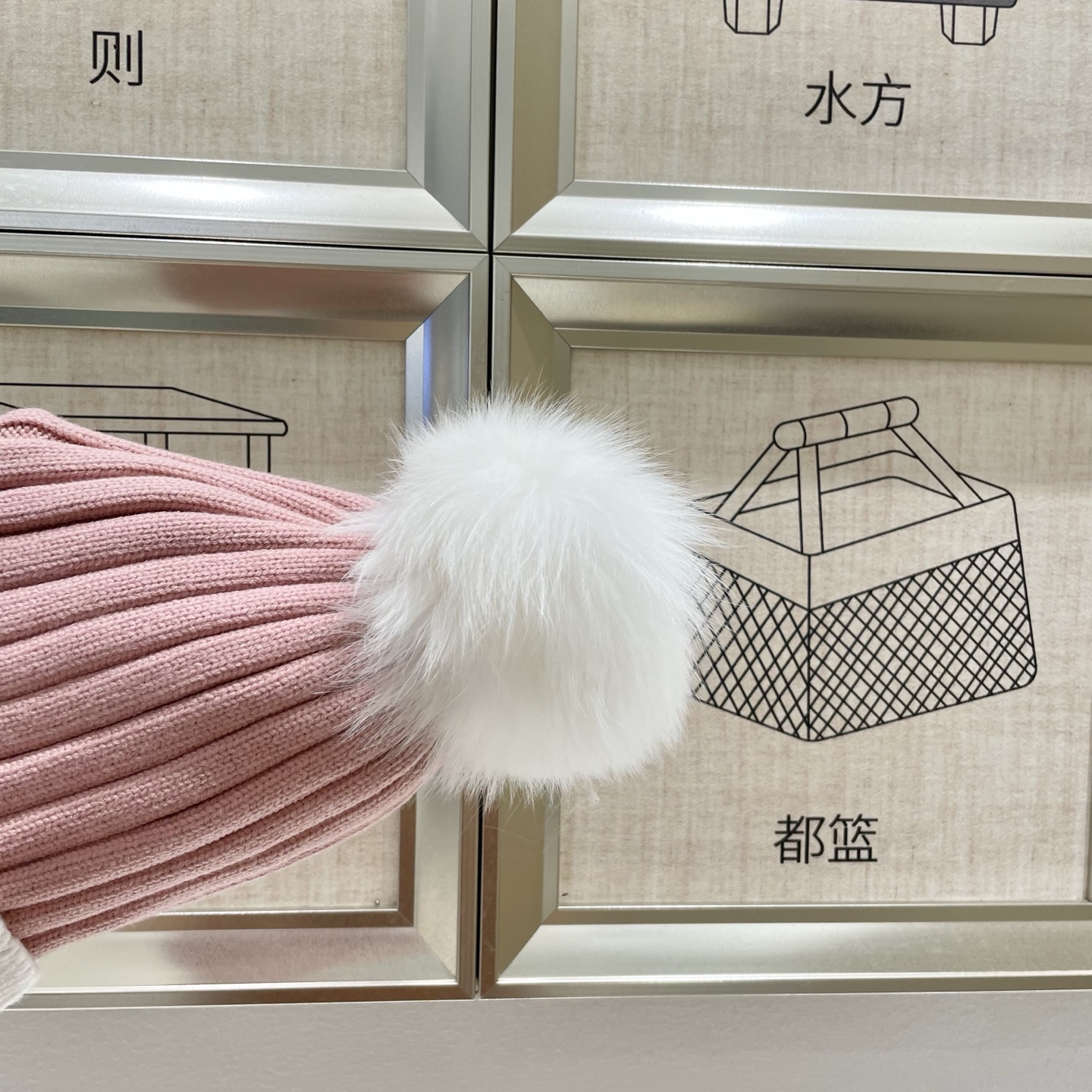  蒙口MONCLER狐狸毛球针织毛线帽
超经典不过时的一款秋冬冷帽🥶
懂货的小姐姐必入款，帽型质量市场都