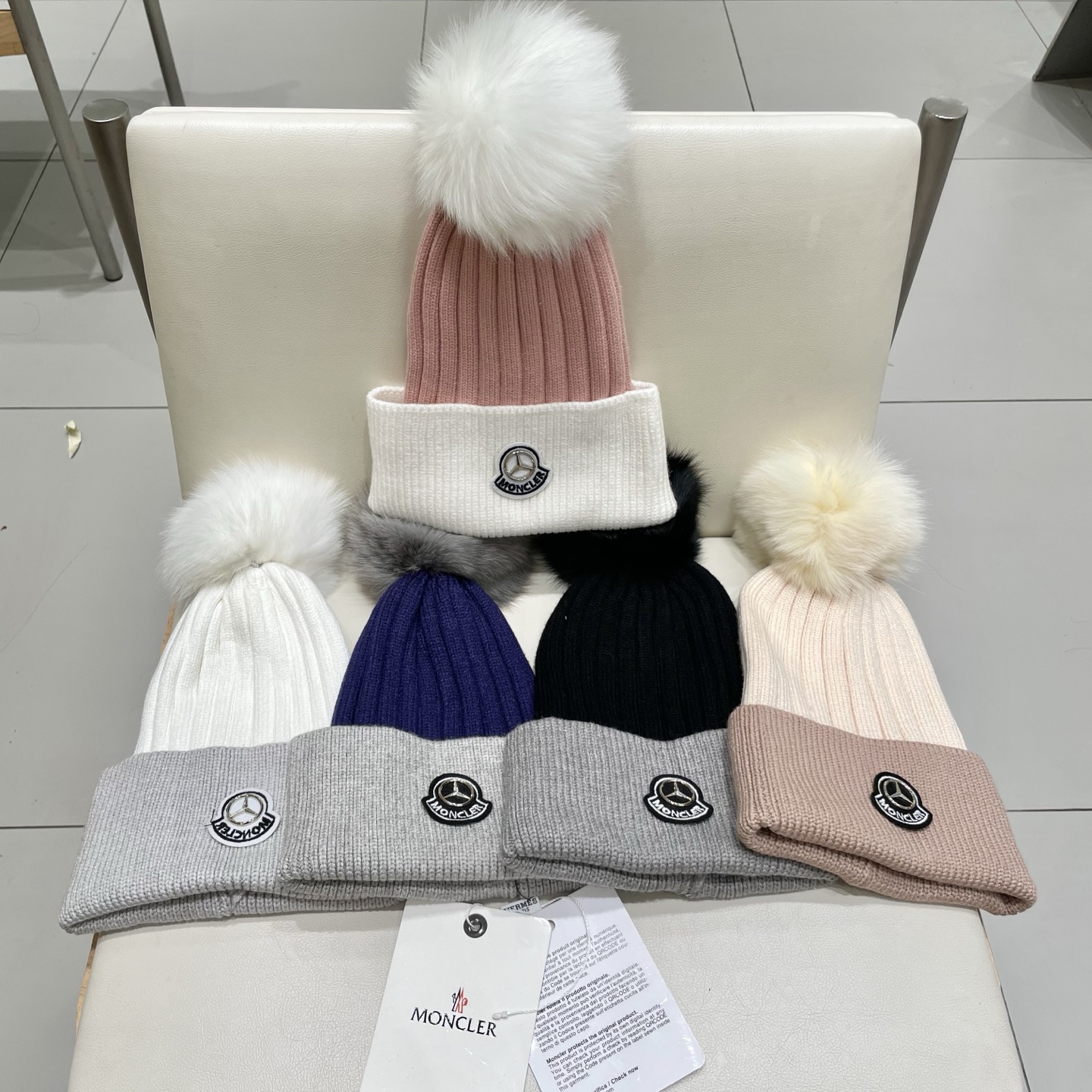  蒙口MONCLER狐狸毛球针织毛线帽
超经典不过时的一款秋冬冷帽🥶
懂货的小姐姐必入款，帽型质量市场都