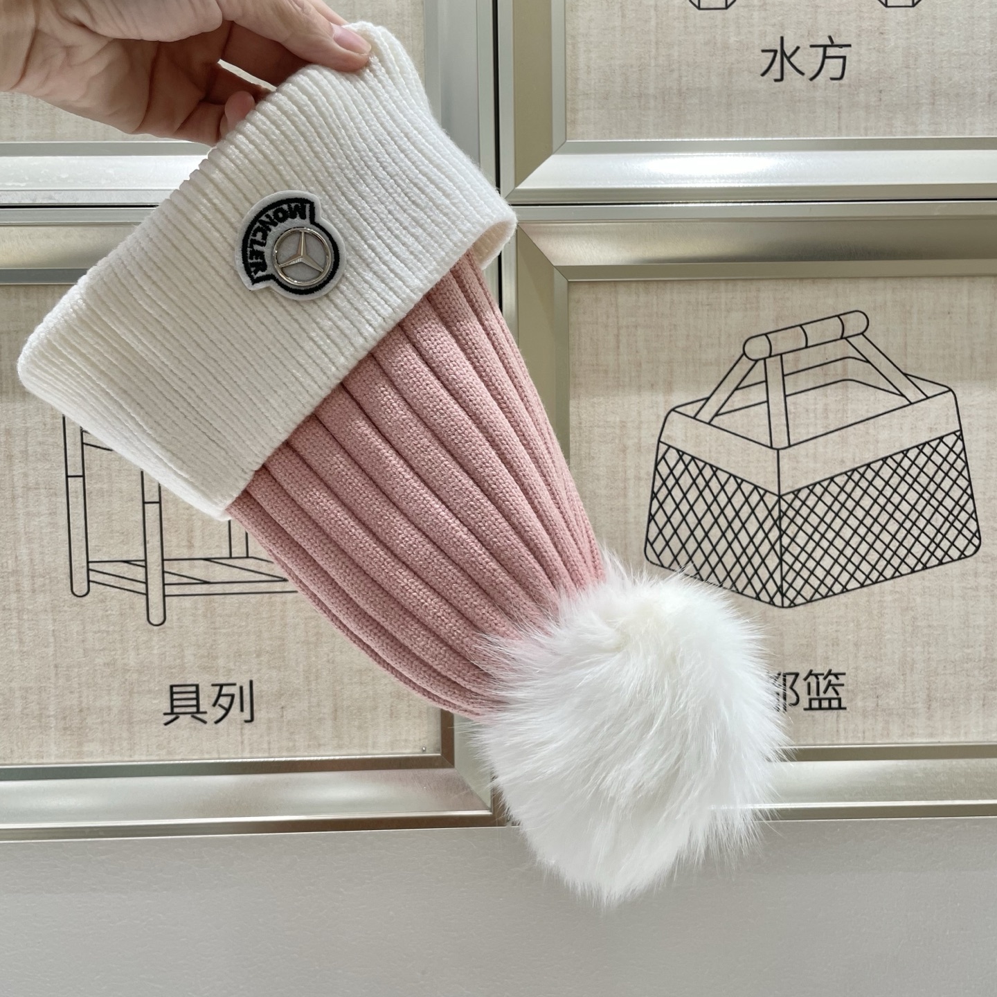  蒙口MONCLER狐狸毛球针织毛线帽
超经典不过时的一款秋冬冷帽🥶
懂货的小姐姐必入款，帽型质量市场都