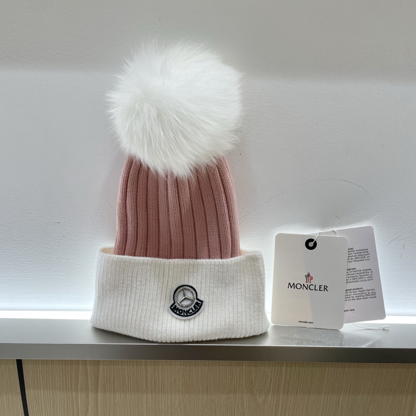  蒙口MONCLER狐狸毛球针织毛线帽
超经典不过时的一款秋冬冷帽🥶
懂货的小姐姐必入款，帽型质量市场都