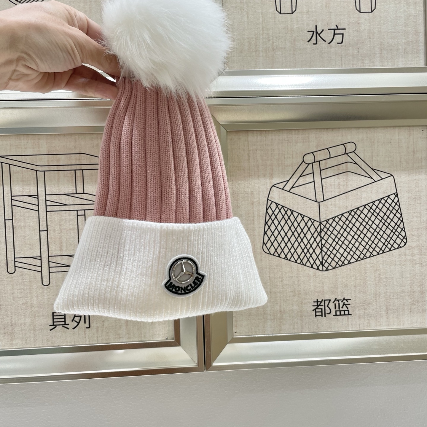  蒙口MONCLER狐狸毛球针织毛线帽
超经典不过时的一款秋冬冷帽🥶
懂货的小姐姐必入款，帽型质量市场都