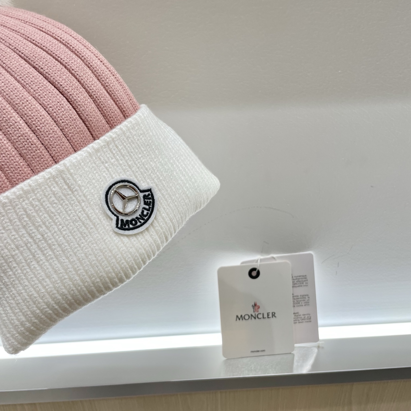  蒙口MONCLER狐狸毛球针织毛线帽
超经典不过时的一款秋冬冷帽🥶
懂货的小姐姐必入款，帽型质量市场都