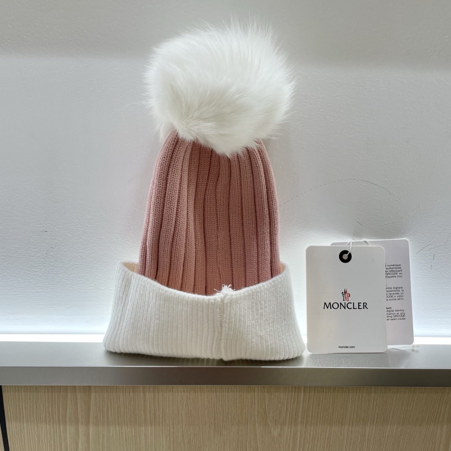  蒙口MONCLER狐狸毛球针织毛线帽
超经典不过时的一款秋冬冷帽🥶
懂货的小姐姐必入款，帽型质量市场都