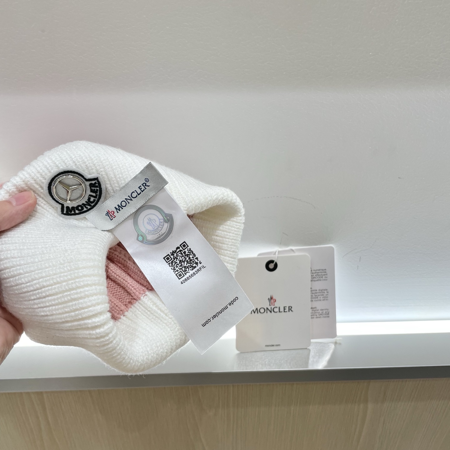  蒙口MONCLER狐狸毛球针织毛线帽
超经典不过时的一款秋冬冷帽🥶
懂货的小姐姐必入款，帽型质量市场都