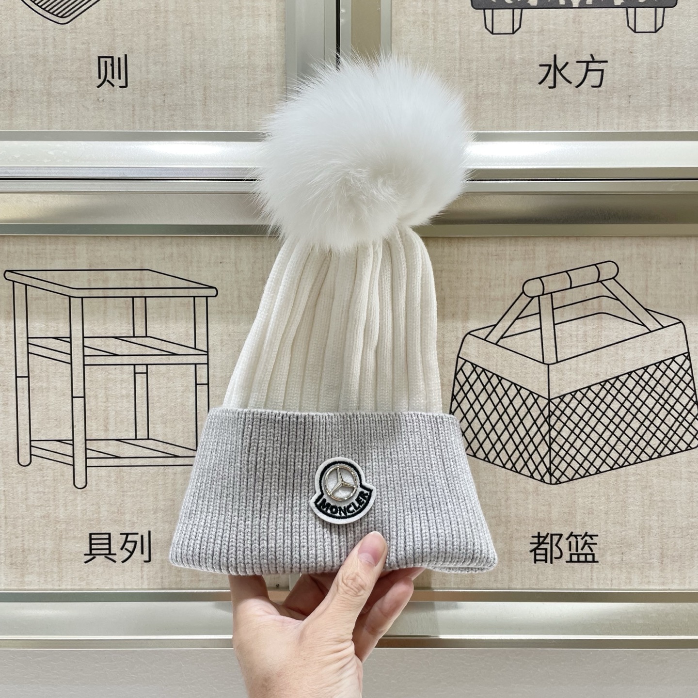  蒙口MONCLER狐狸毛球针织毛线帽
超经典不过时的一款秋冬冷帽🥶
懂货的小姐姐必入款，帽型质量市场都