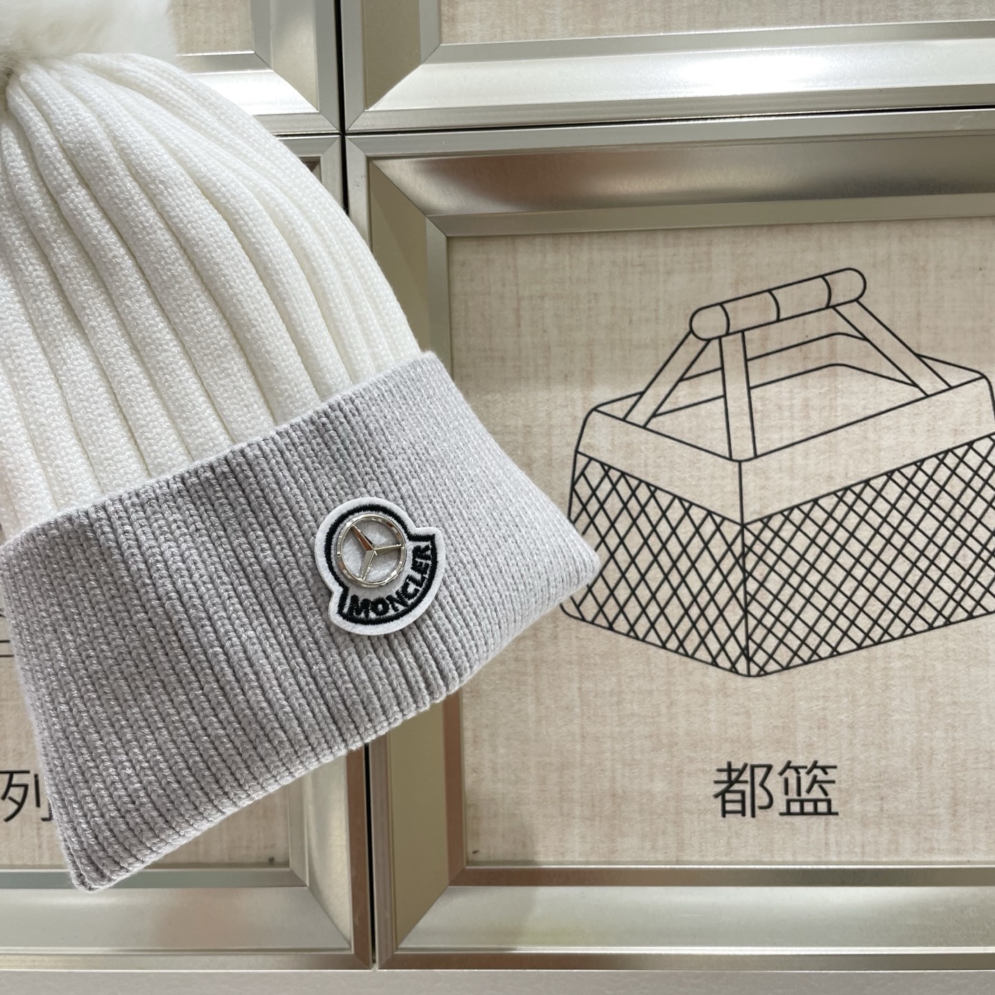  蒙口MONCLER狐狸毛球针织毛线帽
超经典不过时的一款秋冬冷帽🥶
懂货的小姐姐必入款，帽型质量市场都