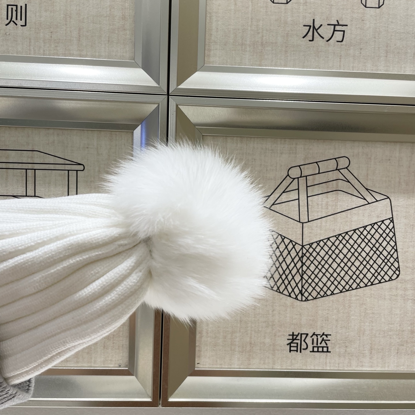  蒙口MONCLER狐狸毛球针织毛线帽
超经典不过时的一款秋冬冷帽🥶
懂货的小姐姐必入款，帽型质量市场都