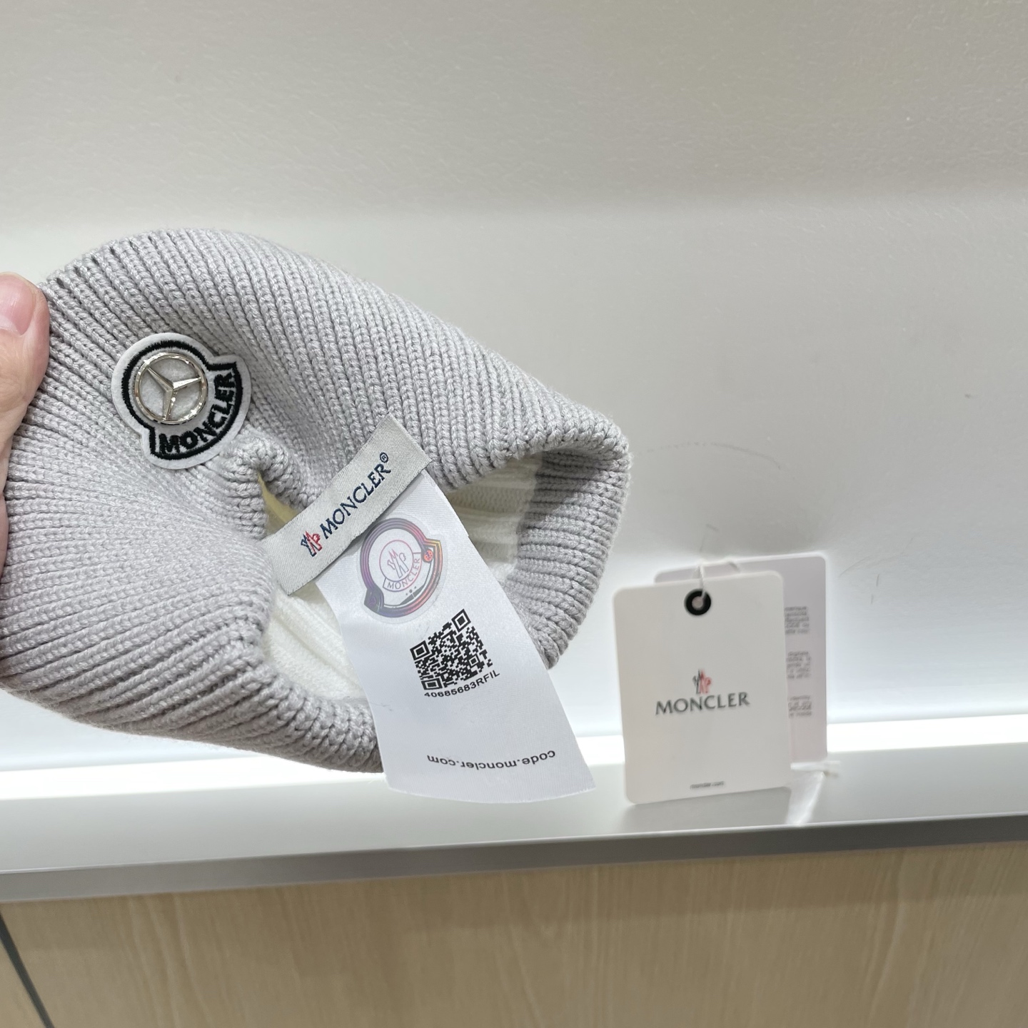  蒙口MONCLER狐狸毛球针织毛线帽
超经典不过时的一款秋冬冷帽🥶
懂货的小姐姐必入款，帽型质量市场都