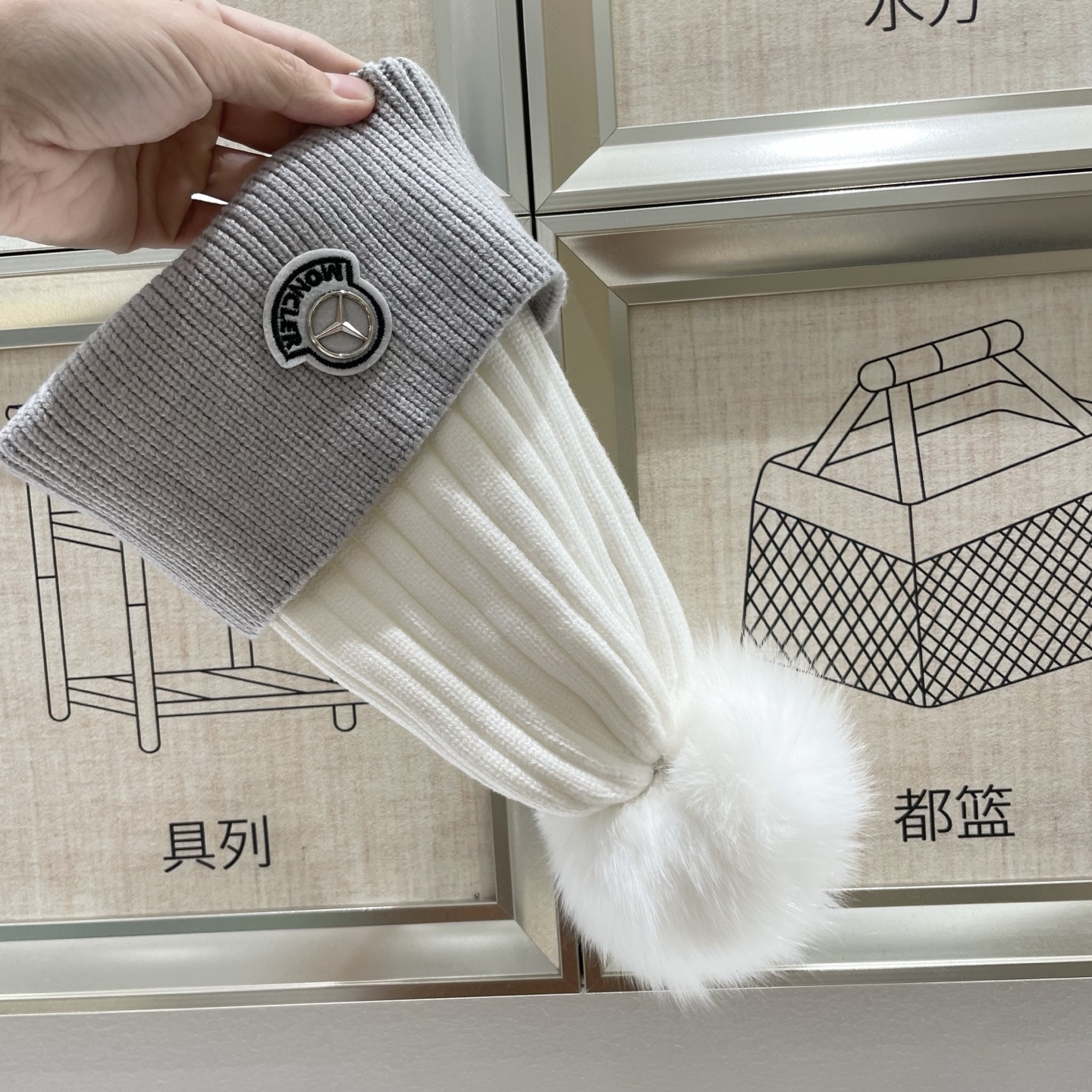  蒙口MONCLER狐狸毛球针织毛线帽
超经典不过时的一款秋冬冷帽🥶
懂货的小姐姐必入款，帽型质量市场都