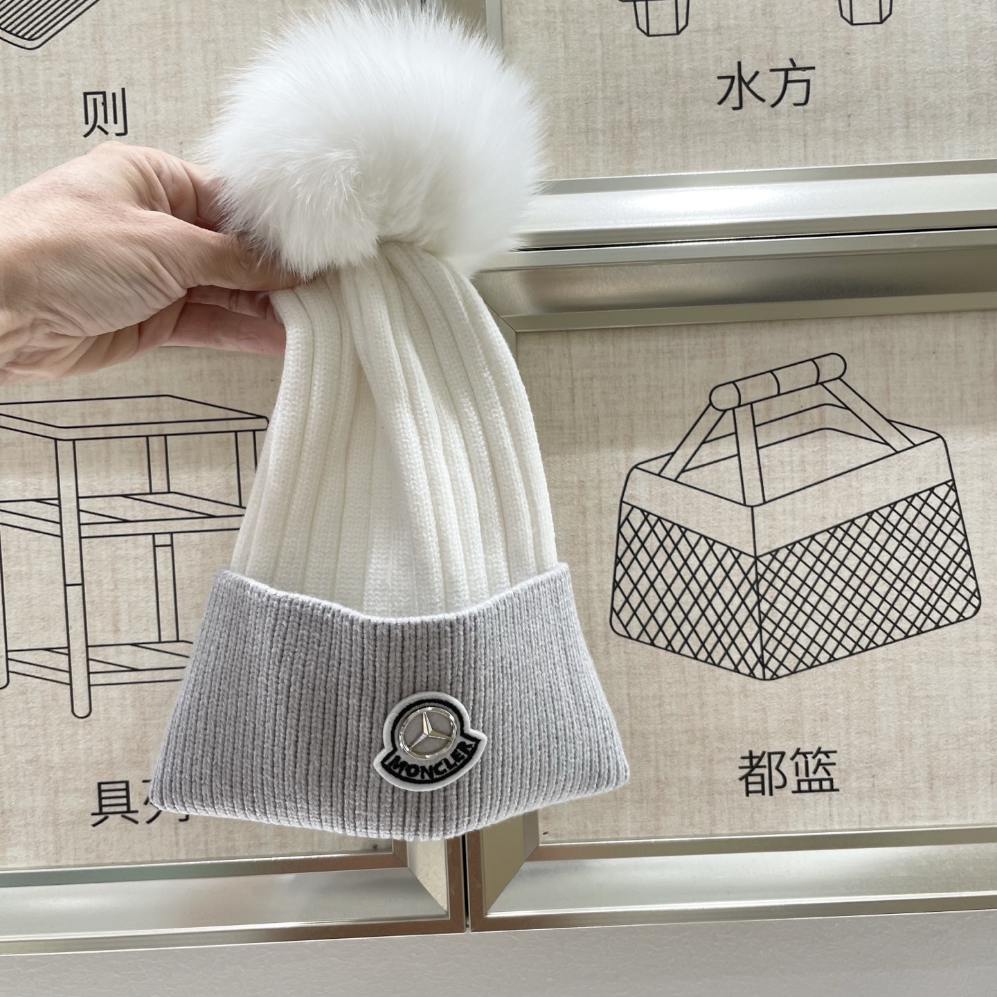  蒙口MONCLER狐狸毛球针织毛线帽
超经典不过时的一款秋冬冷帽🥶
懂货的小姐姐必入款，帽型质量市场都