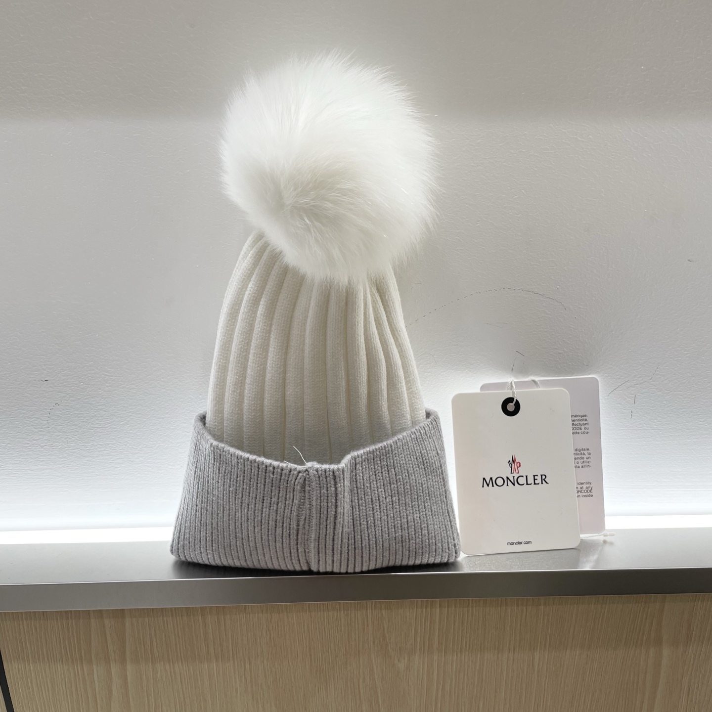 蒙口MONCLER狐狸毛球针织毛线帽
超经典不过时的一款秋冬冷帽🥶
懂货的小姐姐必入款，帽型质量市场都