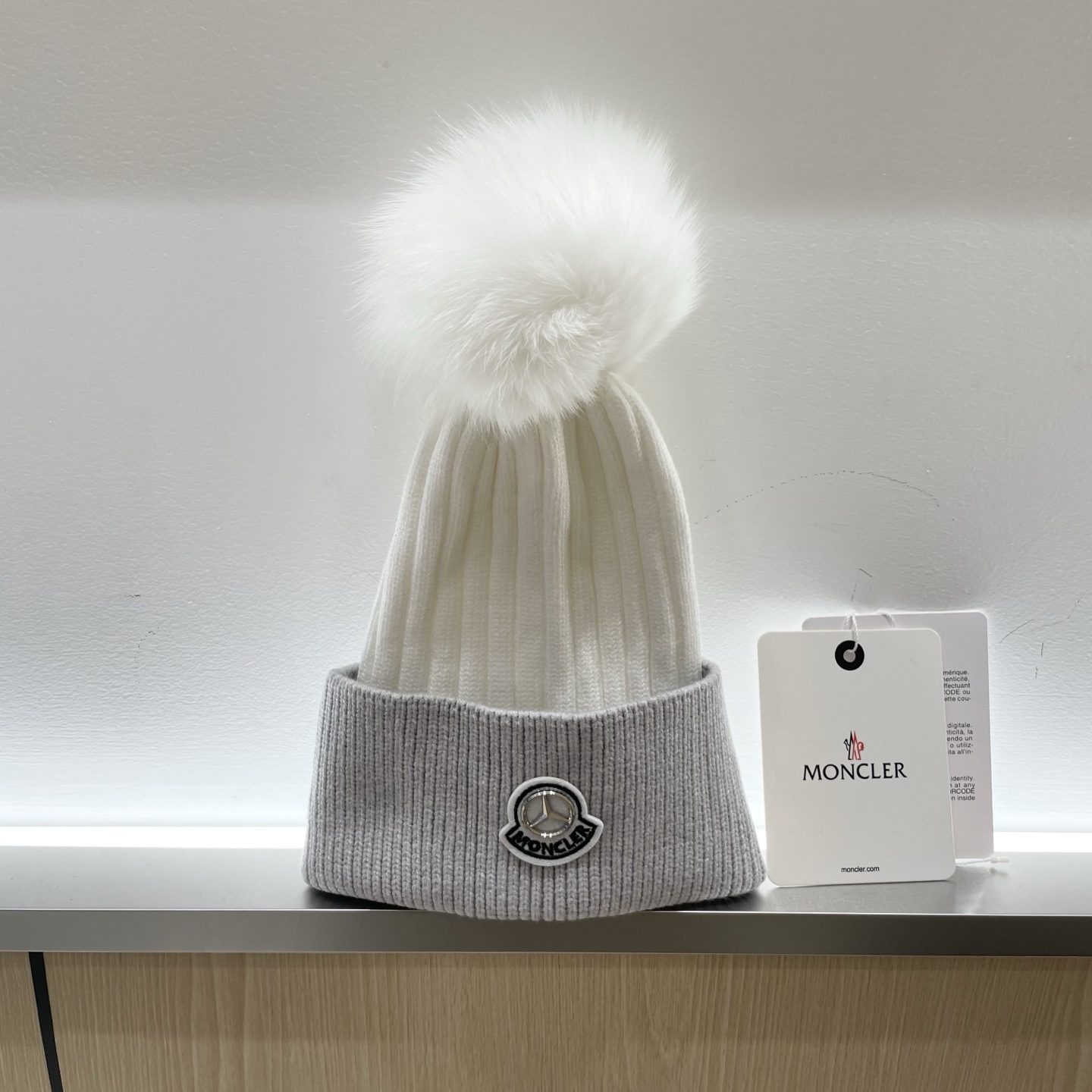  蒙口MONCLER狐狸毛球针织毛线帽
超经典不过时的一款秋冬冷帽🥶
懂货的小姐姐必入款，帽型质量市场都