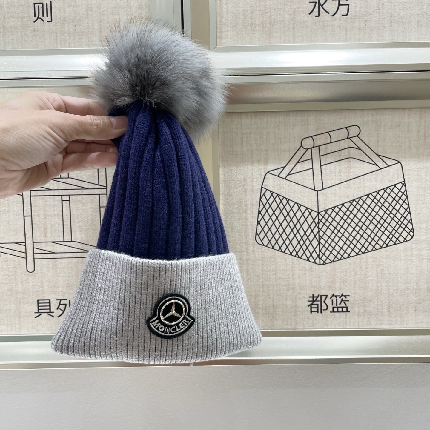  蒙口MONCLER狐狸毛球针织毛线帽
超经典不过时的一款秋冬冷帽🥶
懂货的小姐姐必入款，帽型质量市场都