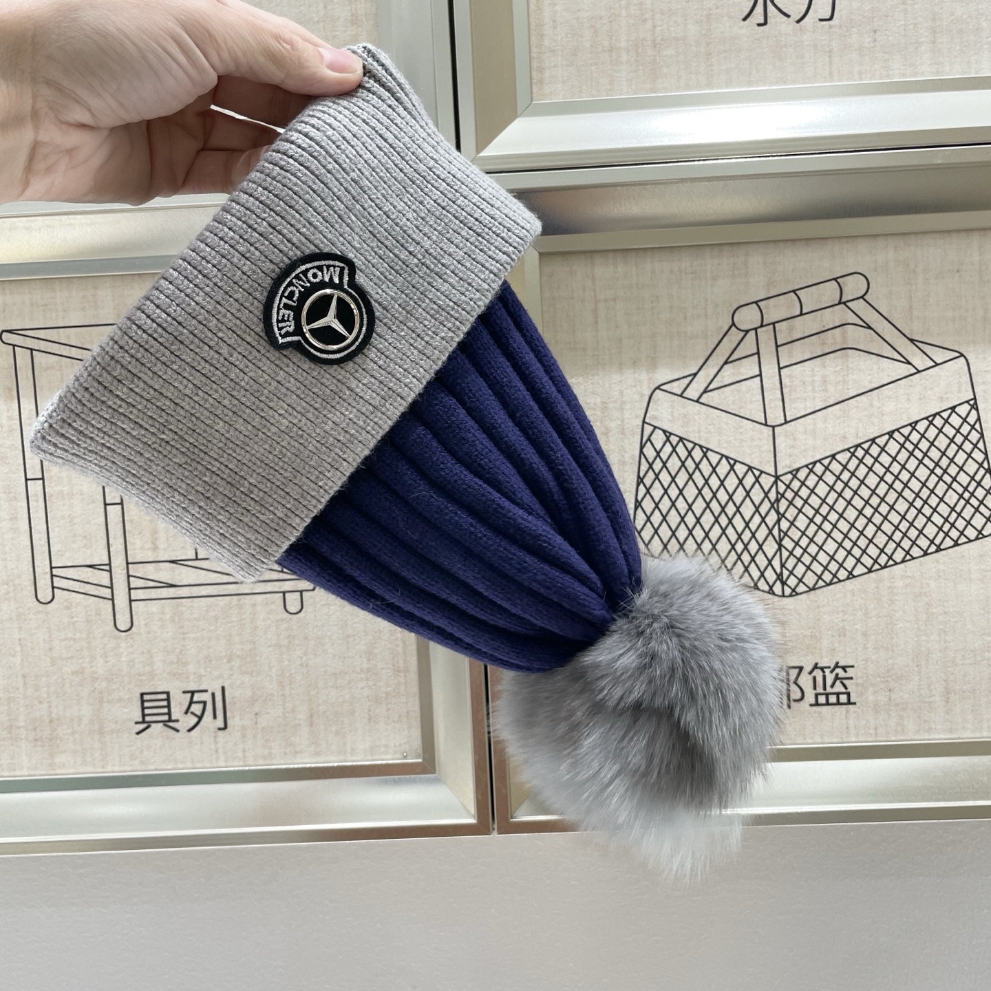  蒙口MONCLER狐狸毛球针织毛线帽
超经典不过时的一款秋冬冷帽🥶
懂货的小姐姐必入款，帽型质量市场都