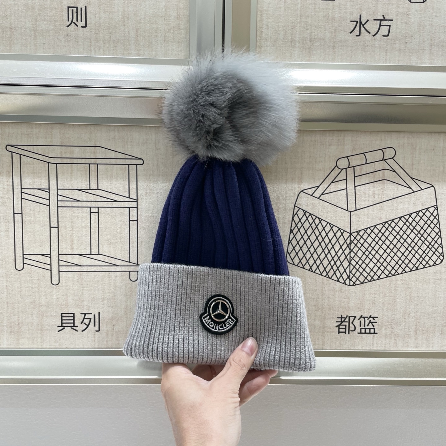  蒙口MONCLER狐狸毛球针织毛线帽
超经典不过时的一款秋冬冷帽🥶
懂货的小姐姐必入款，帽型质量市场都