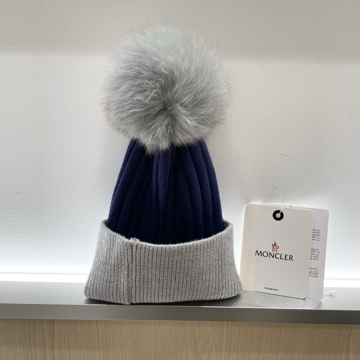  蒙口MONCLER狐狸毛球针织毛线帽
超经典不过时的一款秋冬冷帽🥶
懂货的小姐姐必入款，帽型质量市场都
