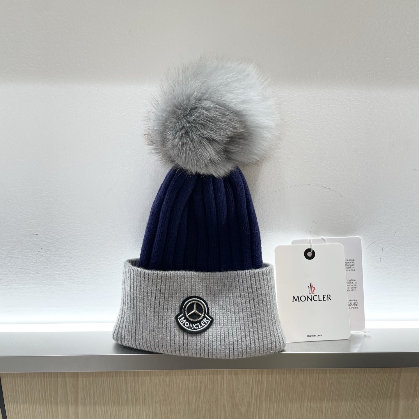  蒙口MONCLER狐狸毛球针织毛线帽
超经典不过时的一款秋冬冷帽🥶
懂货的小姐姐必入款，帽型质量市场都
