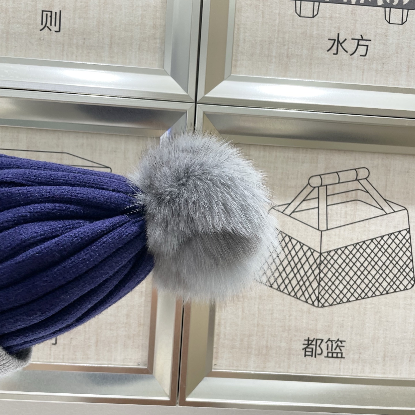  蒙口MONCLER狐狸毛球针织毛线帽
超经典不过时的一款秋冬冷帽🥶
懂货的小姐姐必入款，帽型质量市场都