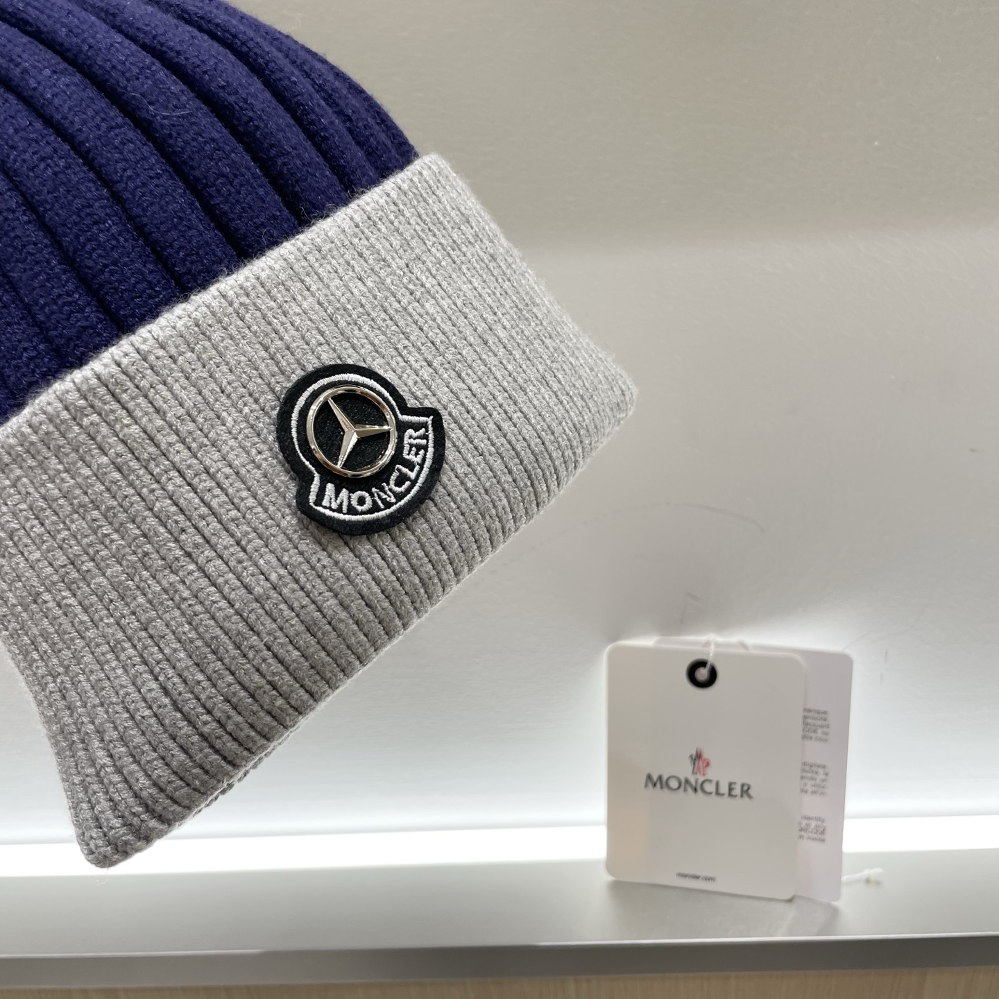  蒙口MONCLER狐狸毛球针织毛线帽
超经典不过时的一款秋冬冷帽🥶
懂货的小姐姐必入款，帽型质量市场都