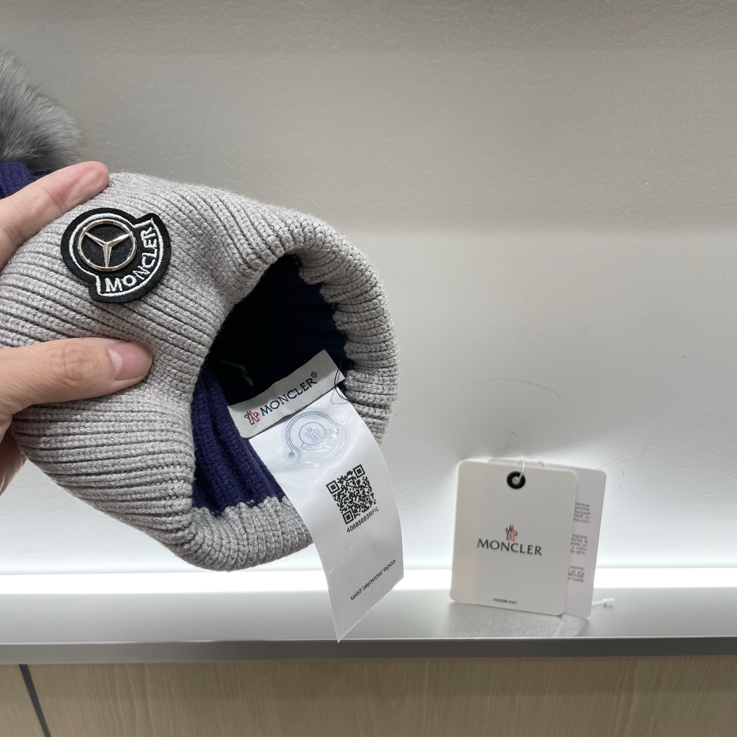  蒙口MONCLER狐狸毛球针织毛线帽
超经典不过时的一款秋冬冷帽🥶
懂货的小姐姐必入款，帽型质量市场都