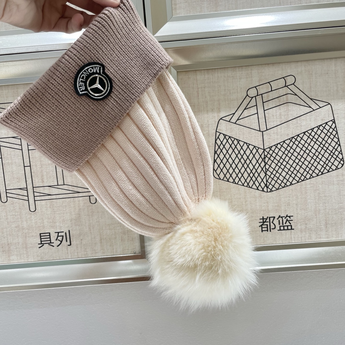  蒙口MONCLER狐狸毛球针织毛线帽
超经典不过时的一款秋冬冷帽🥶
懂货的小姐姐必入款，帽型质量市场都