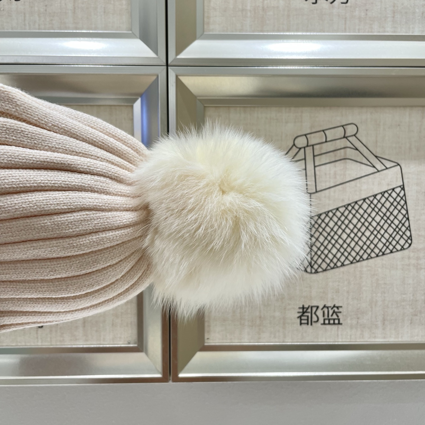  蒙口MONCLER狐狸毛球针织毛线帽
超经典不过时的一款秋冬冷帽🥶
懂货的小姐姐必入款，帽型质量市场都