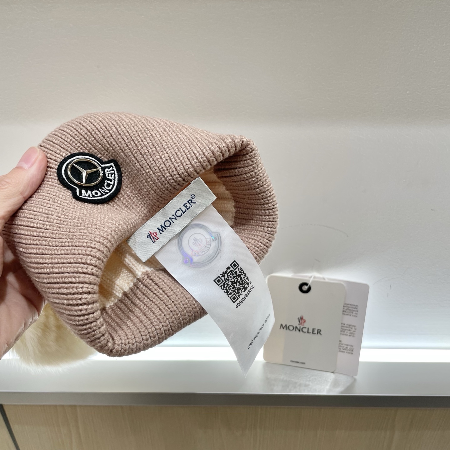  蒙口MONCLER狐狸毛球针织毛线帽
超经典不过时的一款秋冬冷帽🥶
懂货的小姐姐必入款，帽型质量市场都