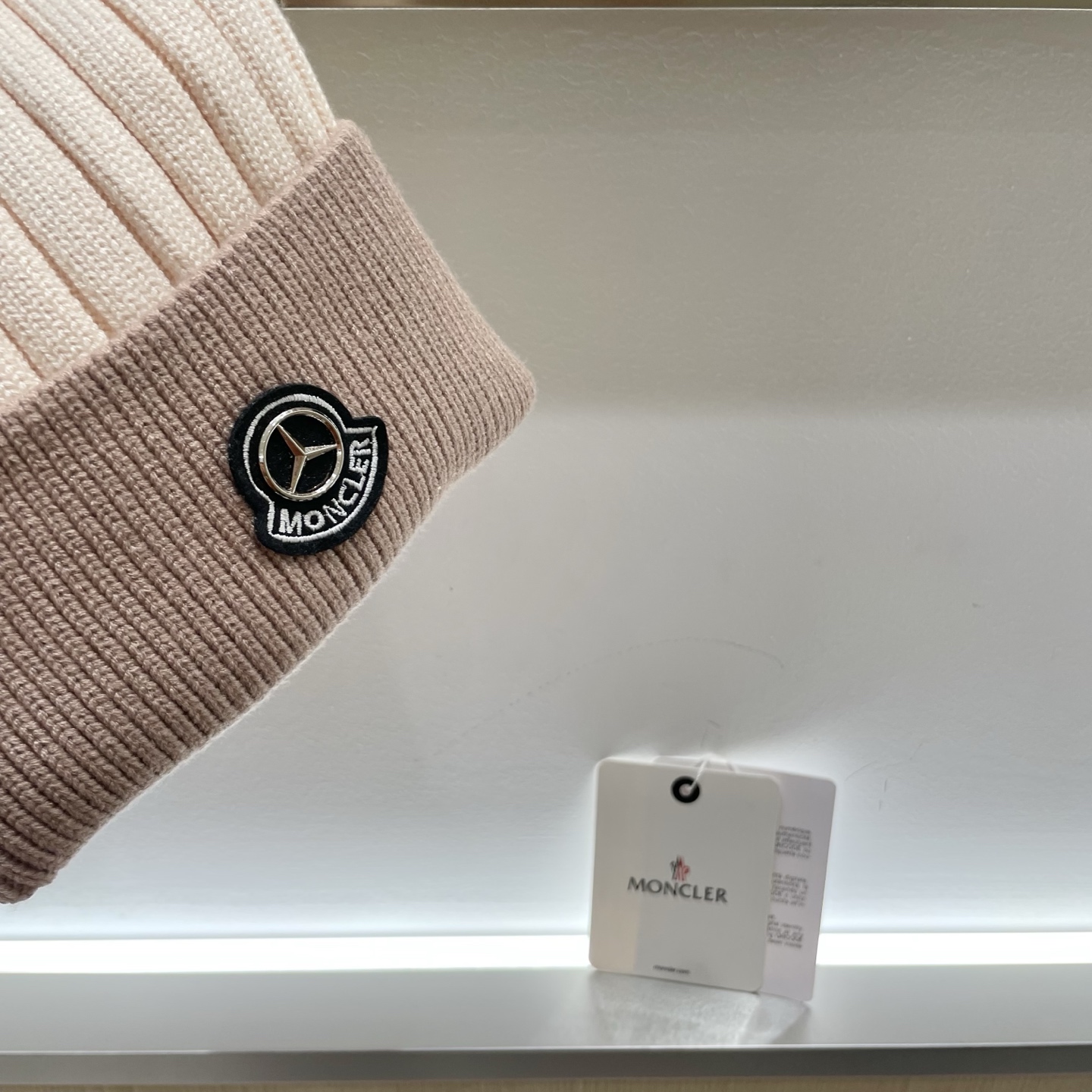  蒙口MONCLER狐狸毛球针织毛线帽
超经典不过时的一款秋冬冷帽🥶
懂货的小姐姐必入款，帽型质量市场都