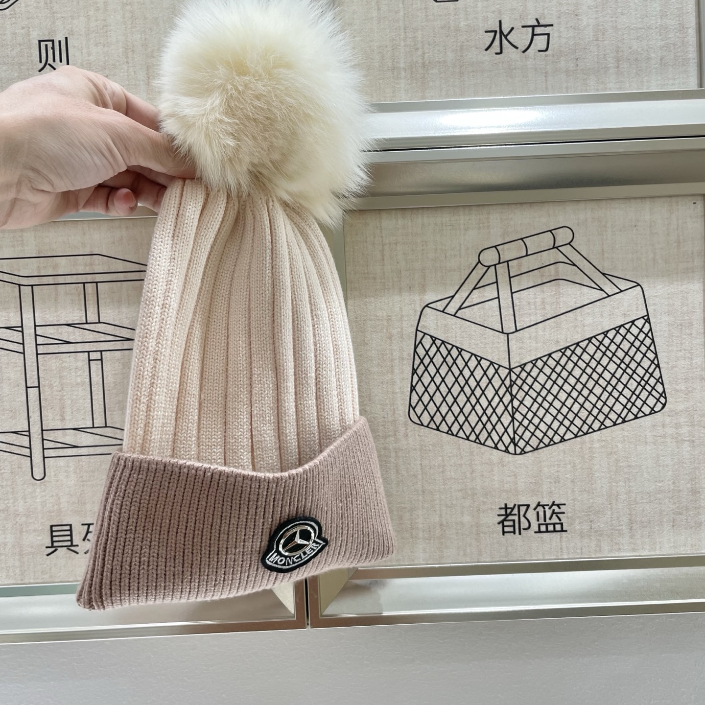  蒙口MONCLER狐狸毛球针织毛线帽
超经典不过时的一款秋冬冷帽🥶
懂货的小姐姐必入款，帽型质量市场都